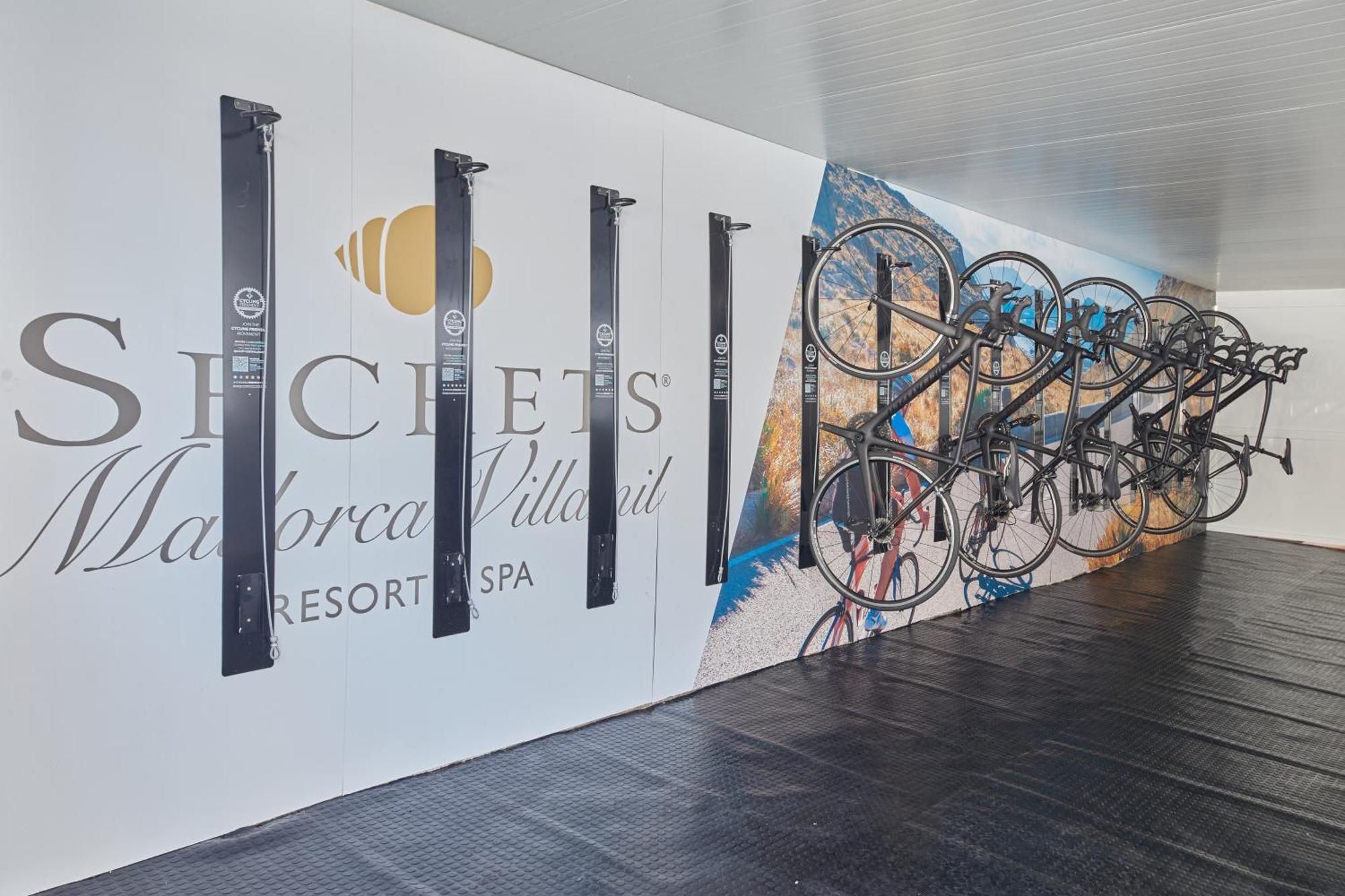 Secrets Mallorca Villamil Resort & Spa - Adults Only パゲラ エクステリア 写真 Bicycle parking at the entrance of the resort