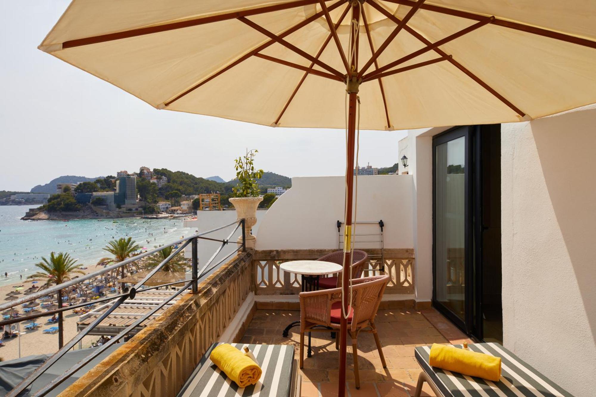 Secrets Mallorca Villamil Resort & Spa - Adults Only パゲラ エクステリア 写真 A balcony with a parasol