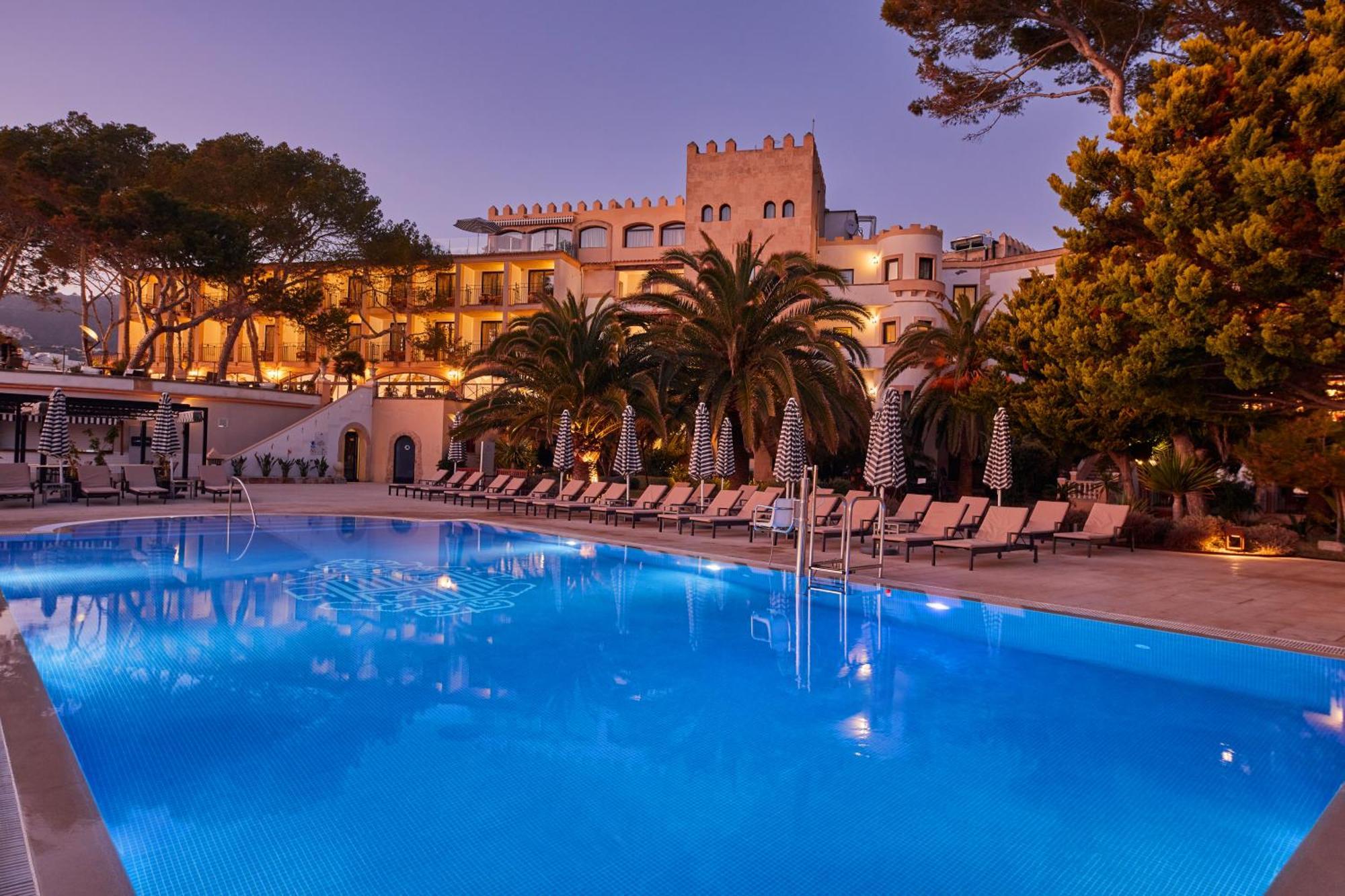 Secrets Mallorca Villamil Resort & Spa - Adults Only パゲラ エクステリア 写真 The hotel at night