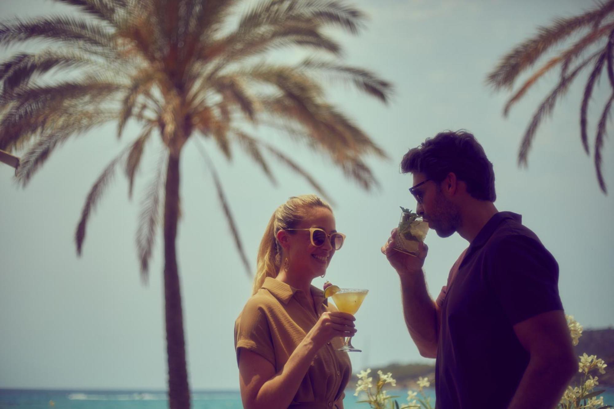 Secrets Mallorca Villamil Resort & Spa - Adults Only パゲラ エクステリア 写真 A couple drinking cocktails