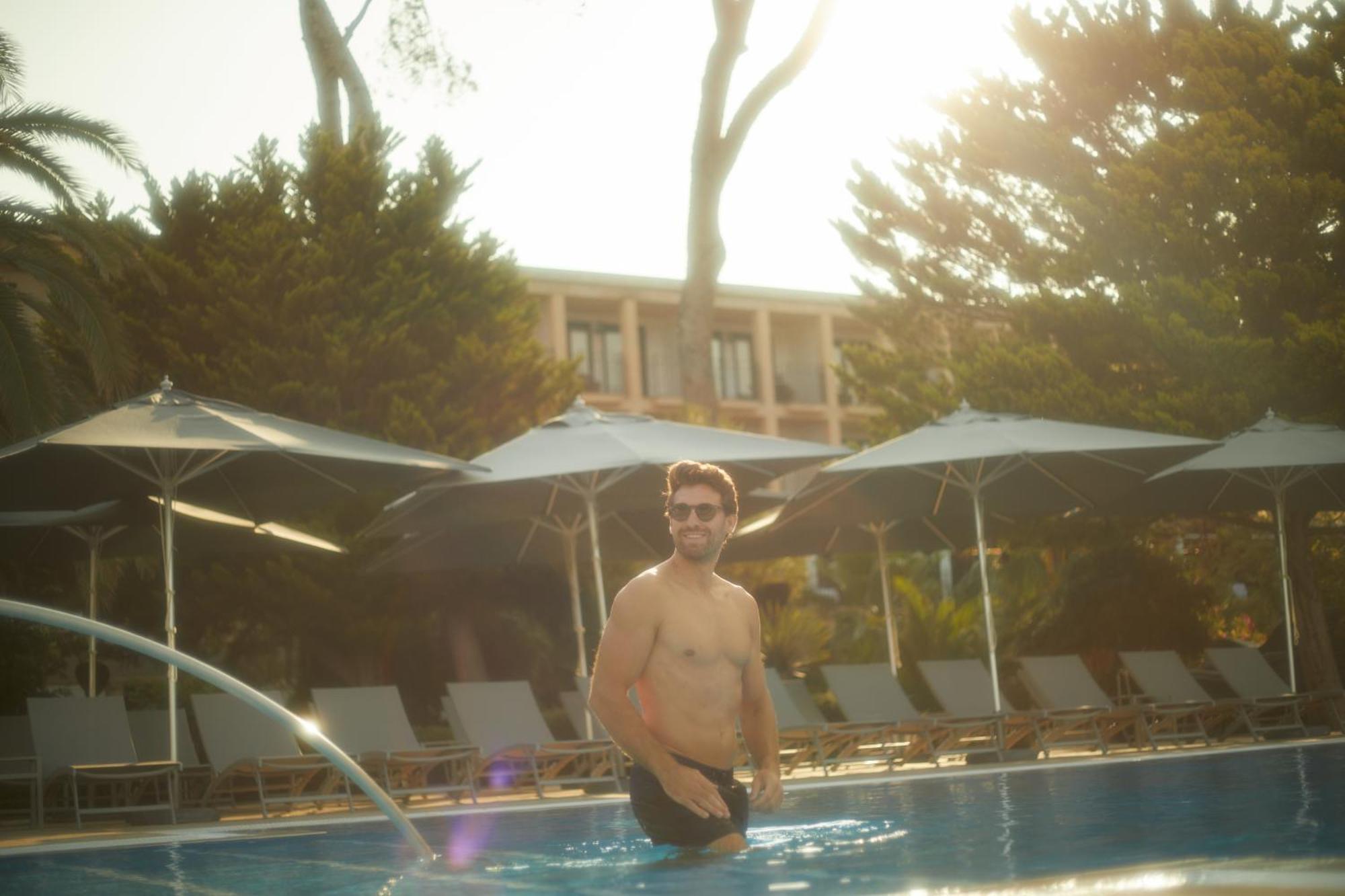 Secrets Mallorca Villamil Resort & Spa - Adults Only パゲラ エクステリア 写真 A man in a swimming pool