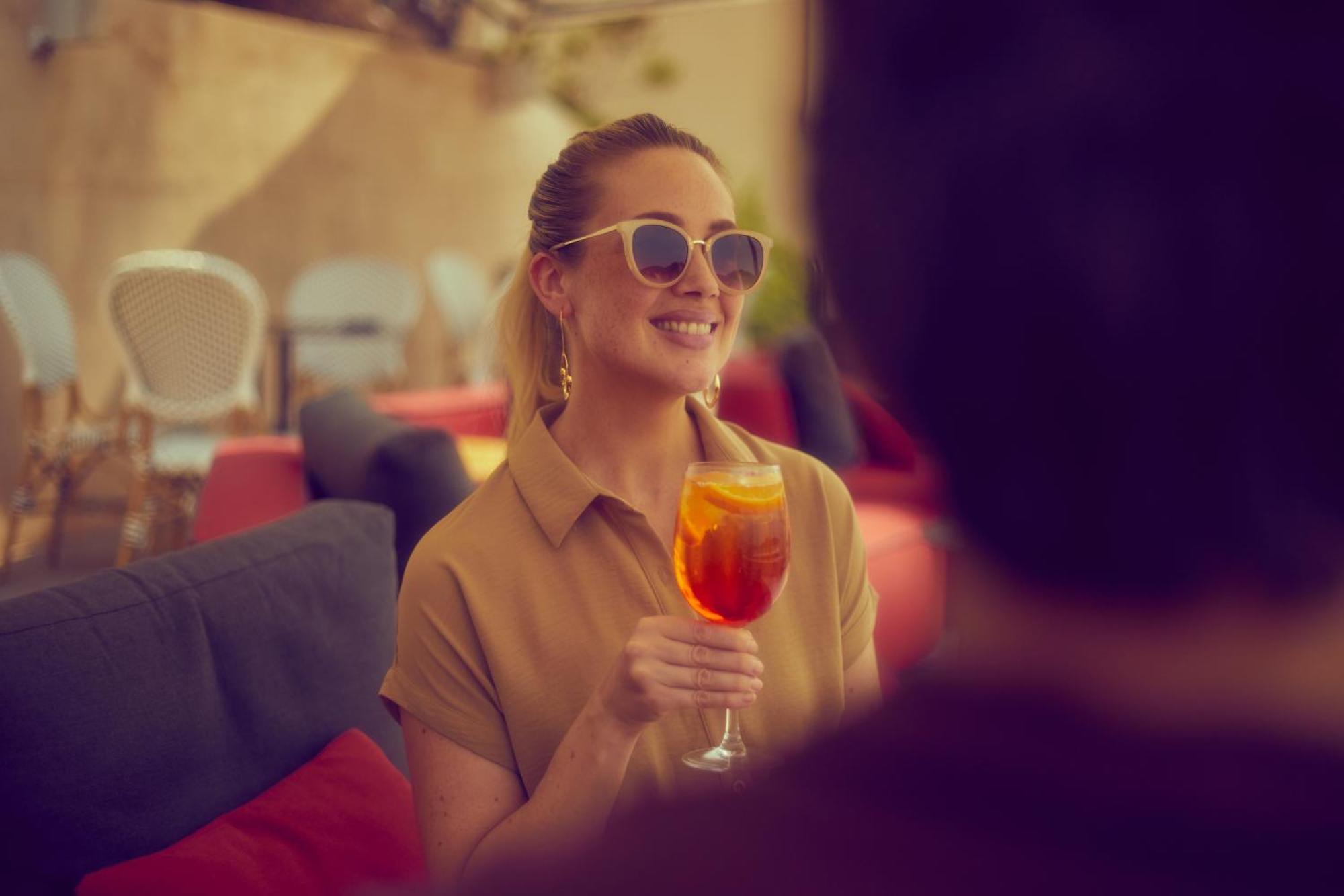 Secrets Mallorca Villamil Resort & Spa - Adults Only パゲラ エクステリア 写真 A woman drinking an Aperol Spritz
