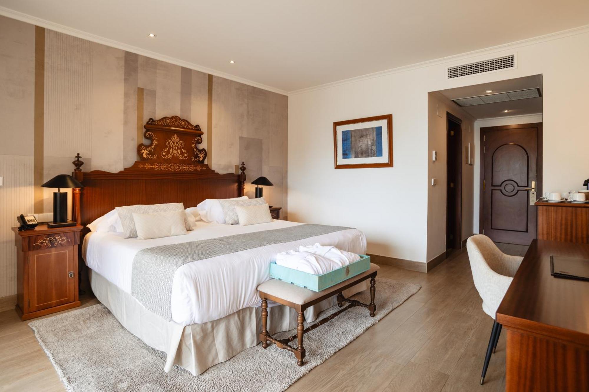 Secrets Mallorca Villamil Resort & Spa - Adults Only パゲラ エクステリア 写真 A room at Hotel Alfonso IX
