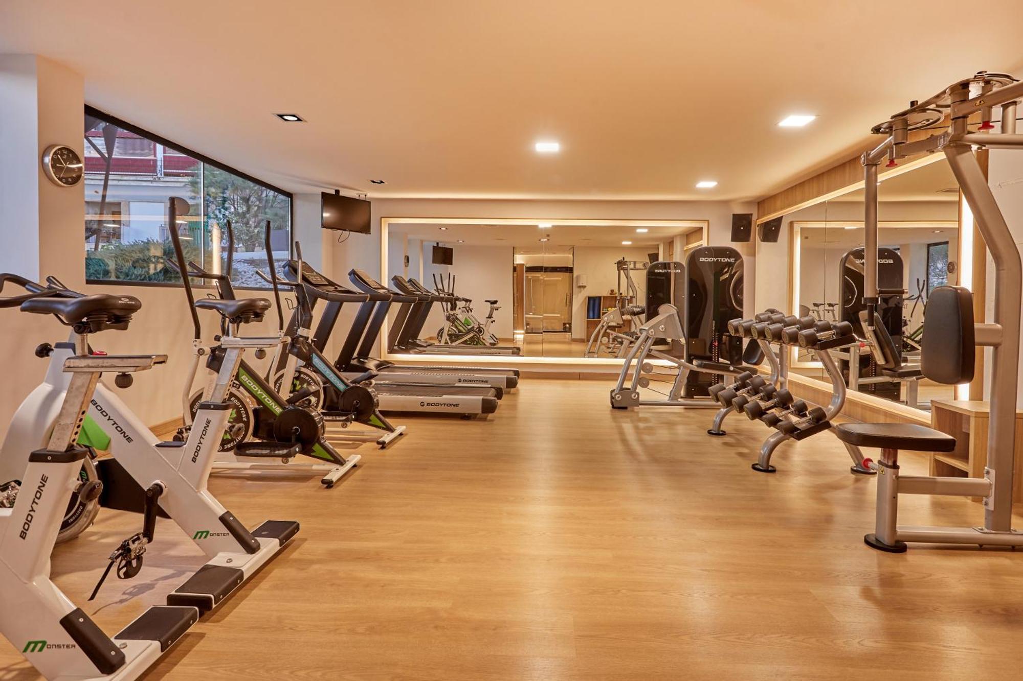 Secrets Mallorca Villamil Resort & Spa - Adults Only パゲラ エクステリア 写真 The gym at the hotel