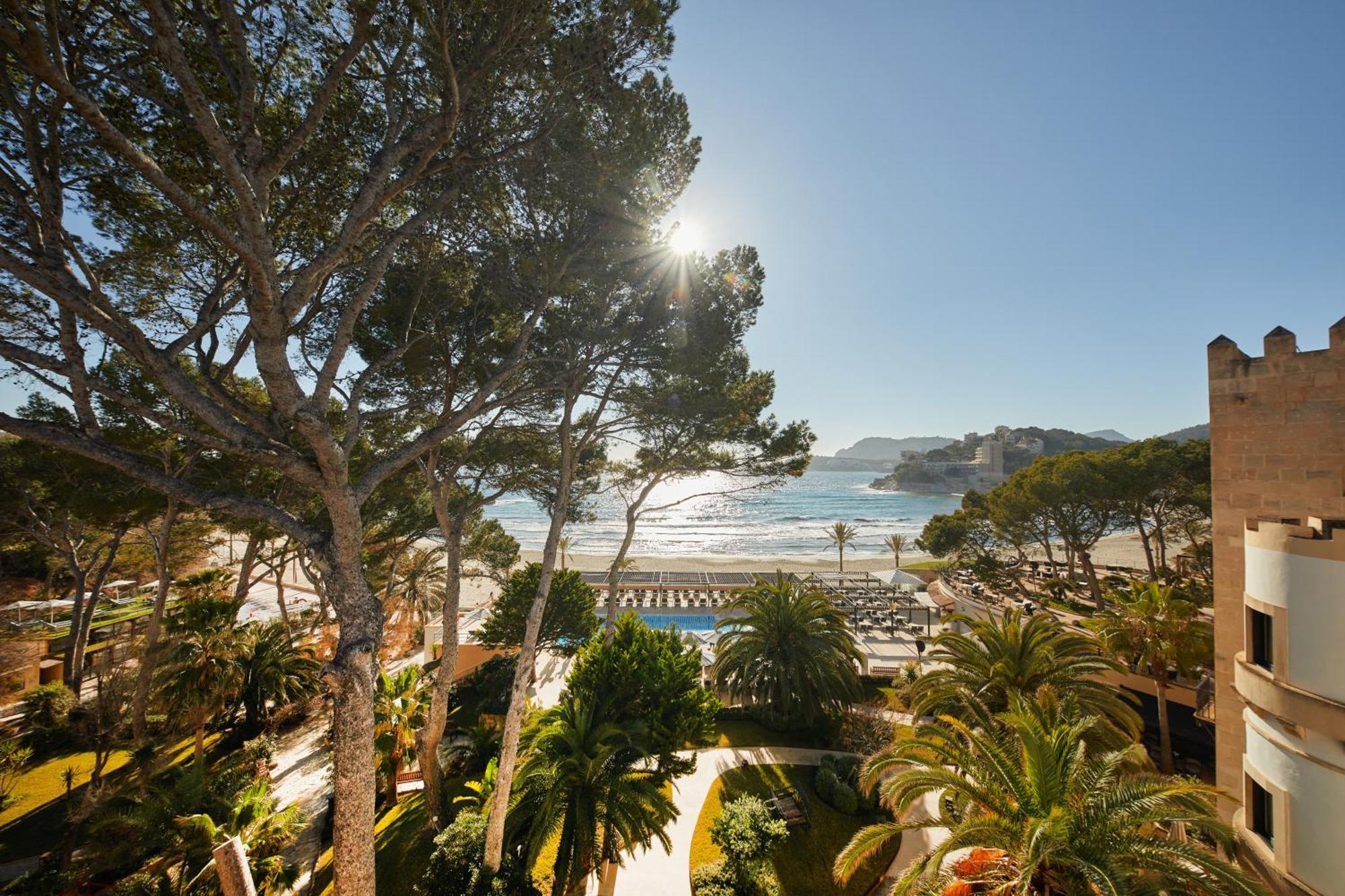 Secrets Mallorca Villamil Resort & Spa - Adults Only パゲラ エクステリア 写真 View of the beach from the hotel